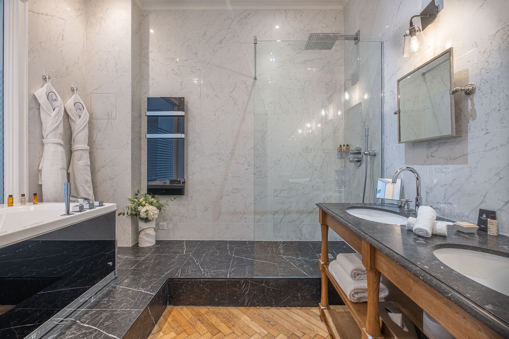 junior suite | bathroom | free toiletries, hair dryer, bathrobes, slippers