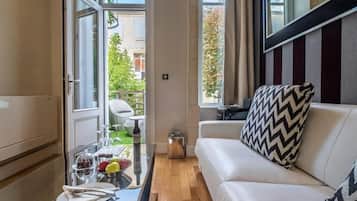 Junior suite | Woonruimte | Een televisie en een iPod-dock