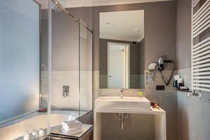Superior Suite, 2 Bedrooms, City View | Bathroom | Free toiletries, hair dryer, slippers, bidet - Piazza di Spagna Suites (Rome)