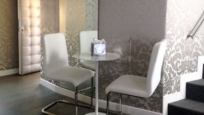 Suite, 2 Bedrooms, Courtyard View