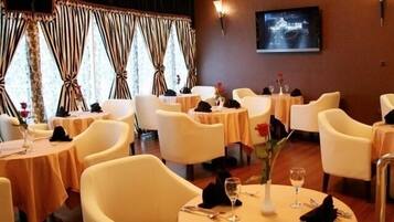 Petit déjeuner, déjeuner et dßner servis sur place