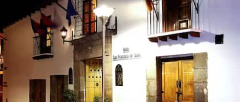 A building with a sign reading "San Francisco de Quito".