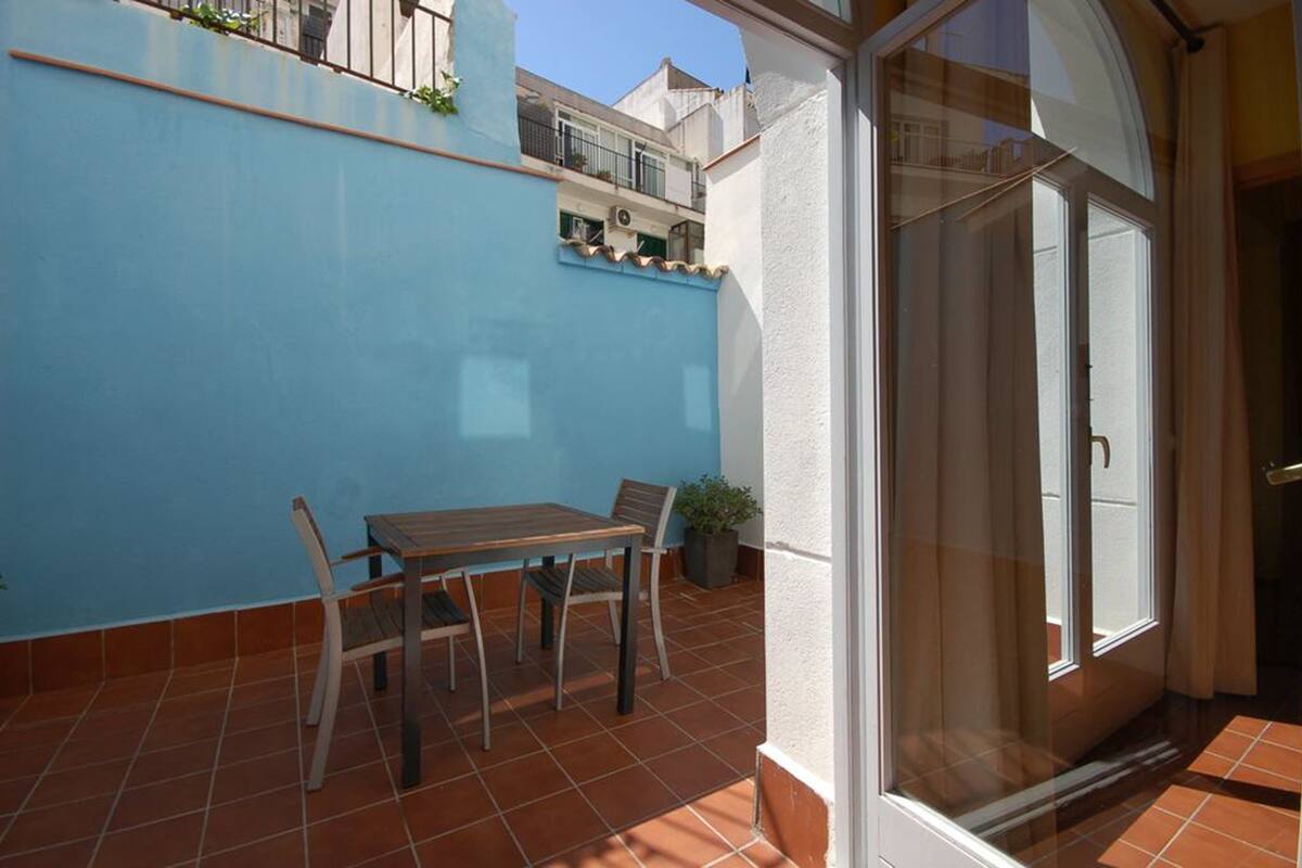 أسرّة بطبقة علوية مريحة وتجهيزات عازلة للصوت ومكواة/لوح كي