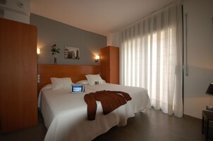 Apartamento estándar, balcón | Colchones con acolchado adicional y decoración individual