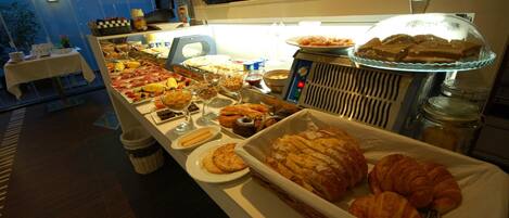 Full-size fridge, microwave, coffee/tea maker, cookware/dishes/utensils