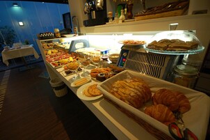Frigorífico grande, microondas, cafetera o tetera y utensilios de cocina