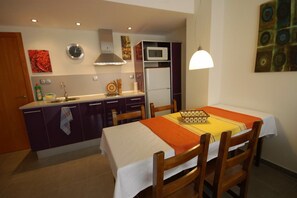 Full-sized fridge, microwave, coffee/tea maker, cookware/dishes/utensils - Sitges Apartment (Sitges)