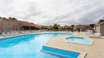 Piscine extérieure (ouverte en saison)