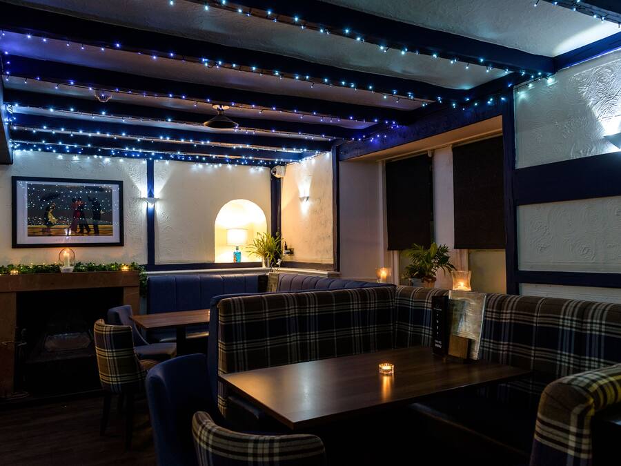 Serves lunch and dinner