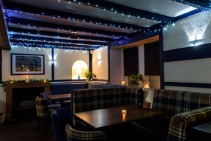 Serves lunch and dinner