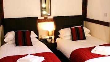 Kahden hengen huone (kaksi sänkyä) | Silitysrauta/-lauta, ilmaiset vauvansängyt, lisävuoteet, ilmainen Wi-Fi