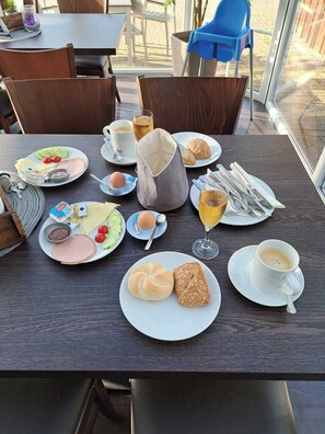 Desayuno buffet todos los días (con cargo)
