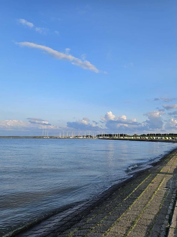 Di pantai, pasir putih