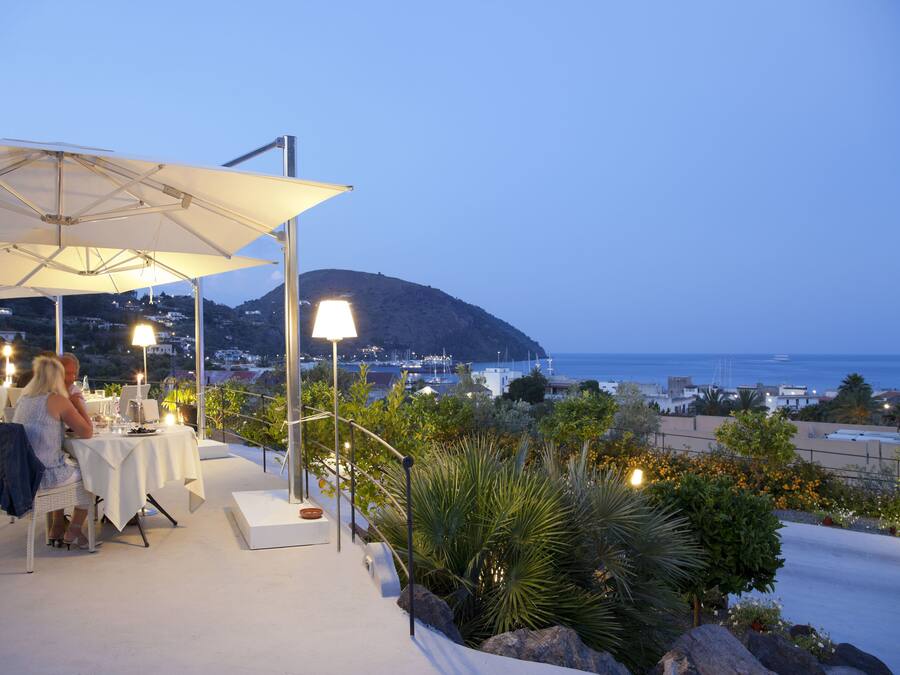 Serveert ontbijt, lunch, diner, lokale gerechten, zeezicht