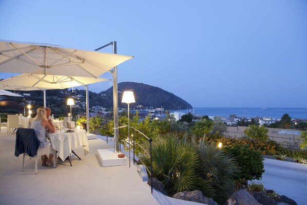 Petit déjeuner, déjeuner et dßner servis sur place, vue sur la mer