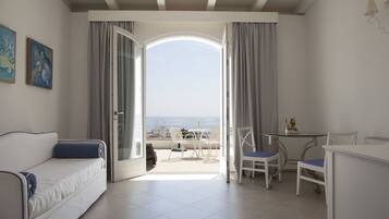 Suite, vista al mar | Ropa de cama de alta calidad y minibar