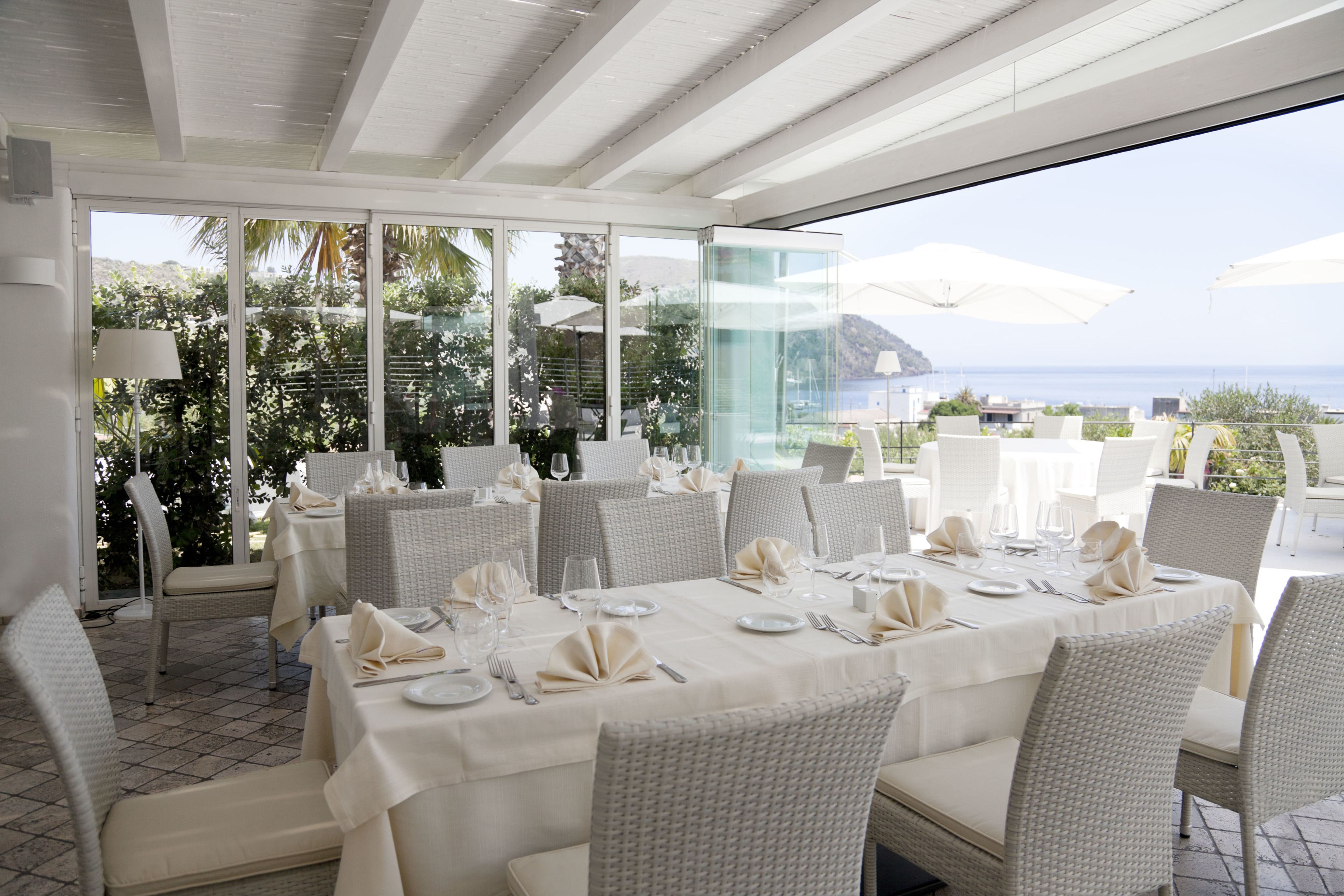 朝食、ランチ、ディナーに営業 (郷土料理、オーシャン ビュー)