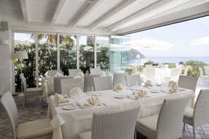 Petit déjeuner, déjeuner et dßner servis sur place, vue sur la mer