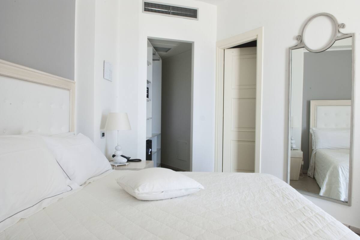 Hochwertige Bettwaren, Minibar, Zimmersafe, Schreibtisch