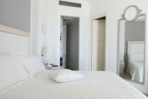 Premium bedding, minibar, in-room safe, individually decorated - Hotel Mea - Aeolian Charme (Lipari)