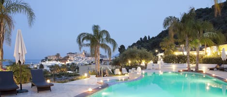 Outdoor pool, sun loungers