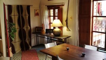 Melayani sarapan, makan siang, makan malam; dengan pemandangan taman