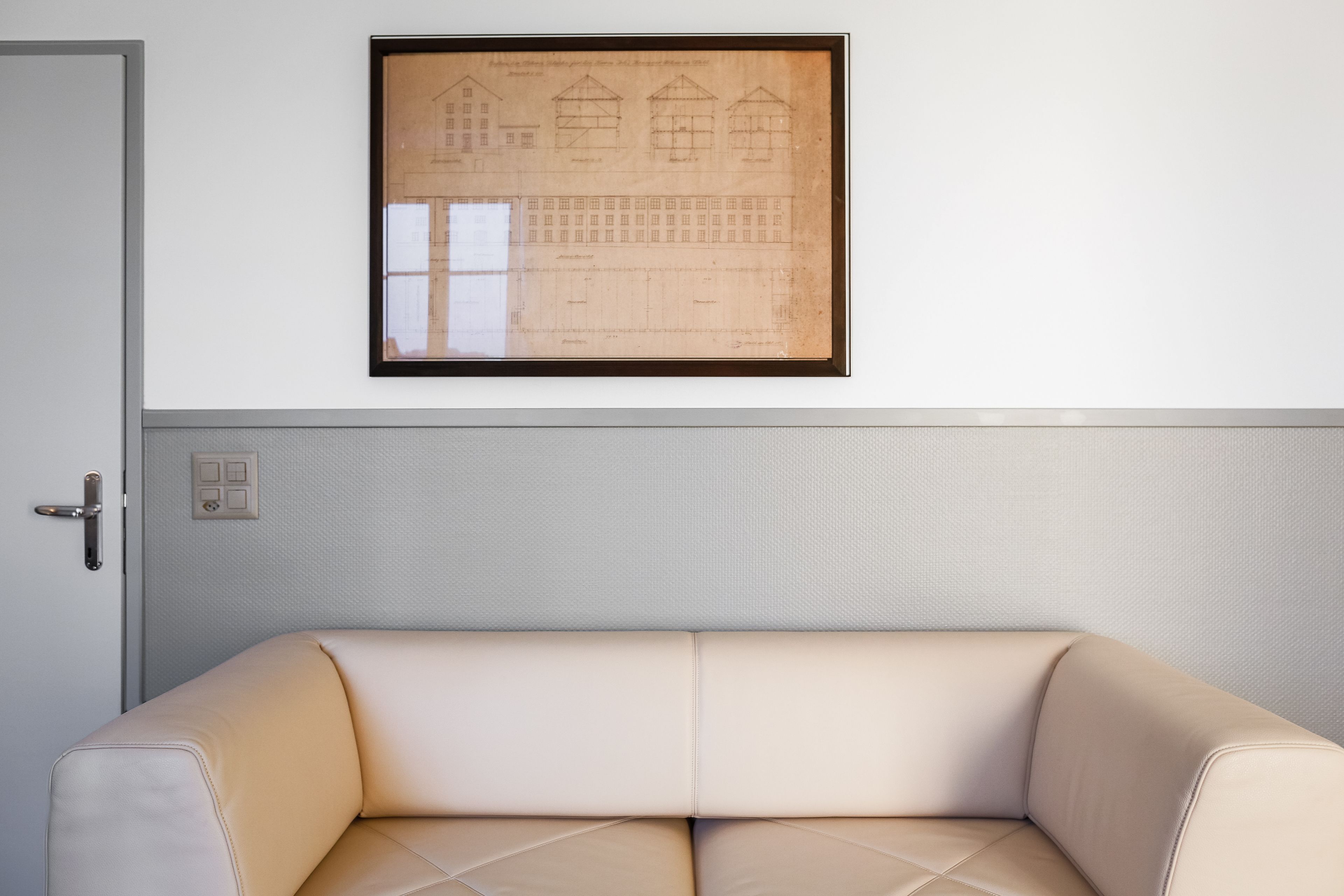 deluxe double room | living area | flat-screen tv