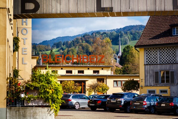 A hotel named "BLEICHIBEZ" with a view of a mountainous landscape in the background. - Hotel Bleichibeiz (Wald)