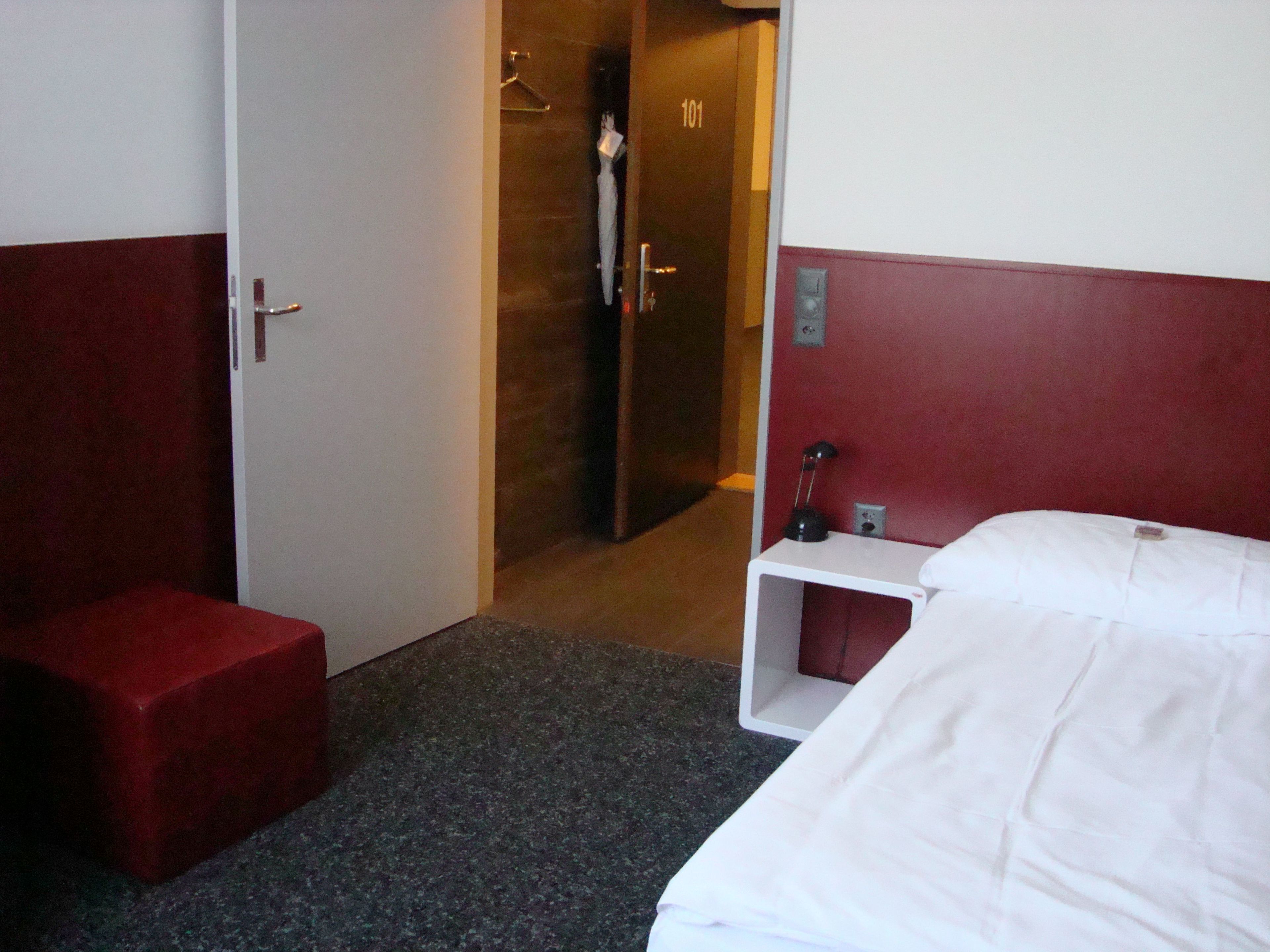 Minibar, skrivbord, mörkläggningsgardiner och strykjärn/strykbräda