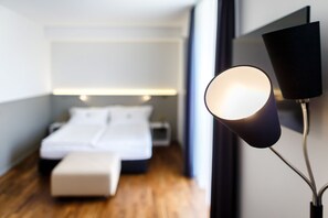 Chambre Double Deluxe | Minibar, bureau, rideaux occultants, fer et planche à repasser