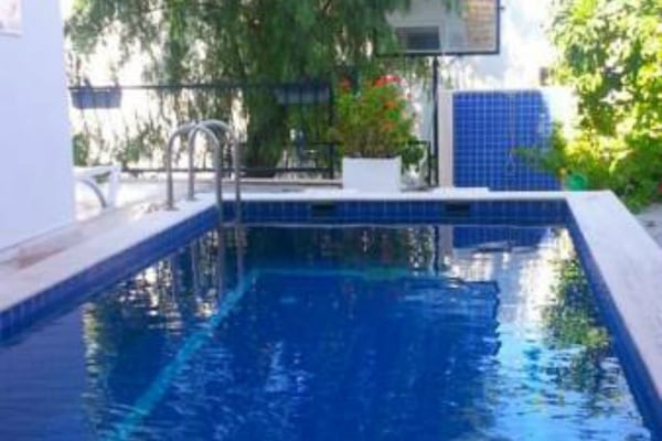 Outdoor pool, free cabanas, pool umbrellas