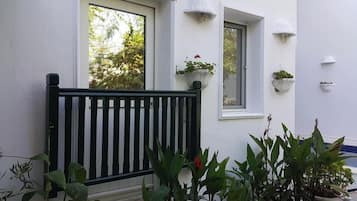 Studio | Skrivebord, strykejern/-brett og barnesenger (inkludert)