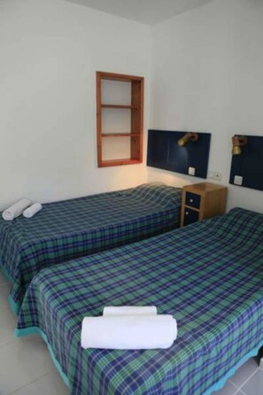 デスク、アイロン / アイロン台、ベビーベッド (無料)、WiFi (無料)