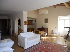 Departamento estándar, Terraza, vista al mar (Open Space) | Área de sala de estar | Televisión 