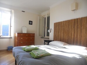 Habitación doble, vista al mar | Escritorio, tabla de planchar con plancha, wifi gratis y ropa de cama 