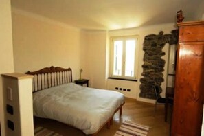 Leilighet – classic, 1 soverom, terrasse | Skrivebord, strykejern/-brett, wi-fi (inkludert) og sengetøy