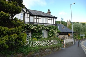 Exterior - Tudor Lodge (Porthmadog)