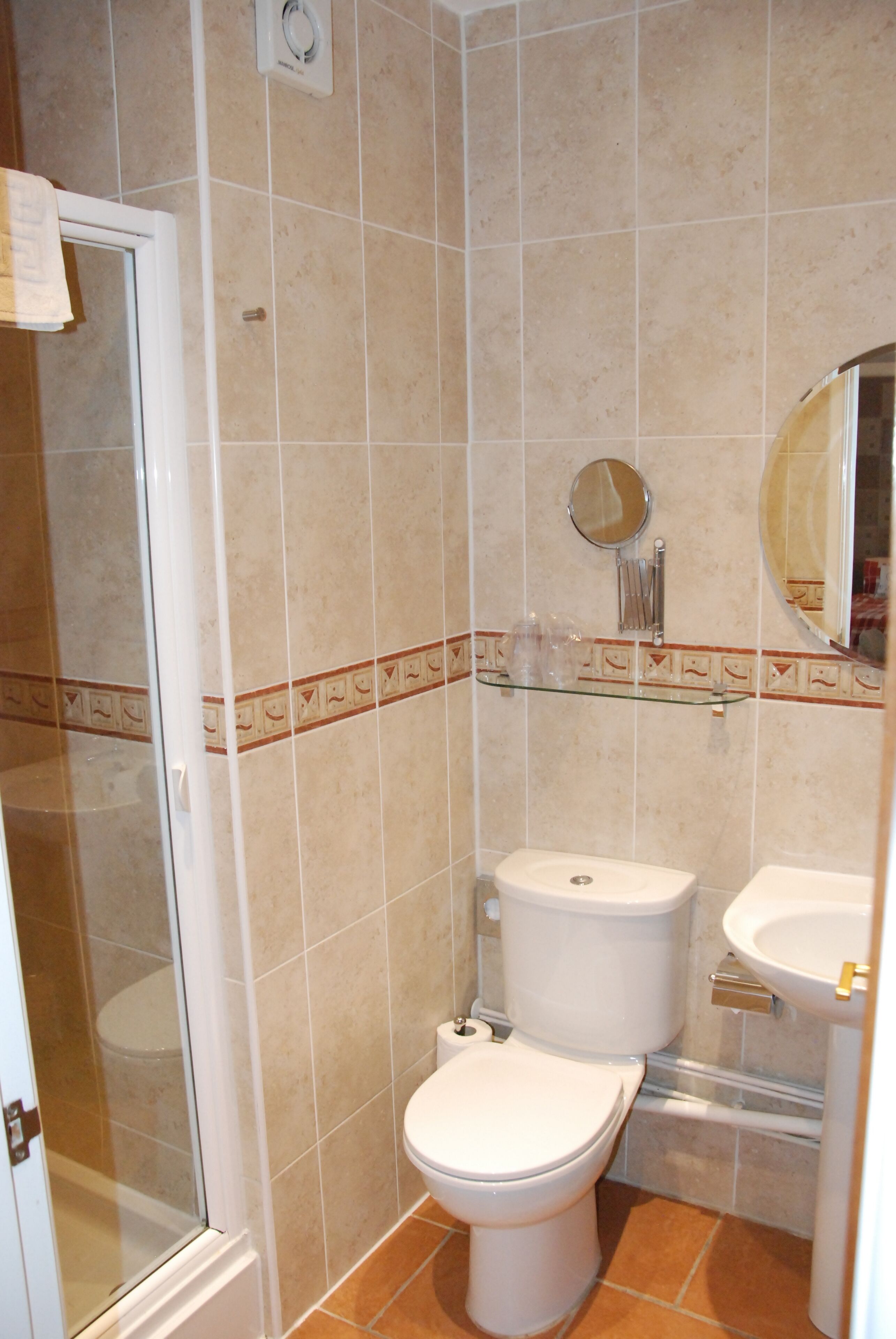 Ein Badezimmer mit Toilette, Waschbecken und Duschkabine.
