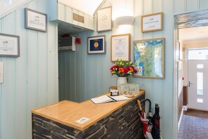 Lobby - Tudor Lodge (Porthmadog)