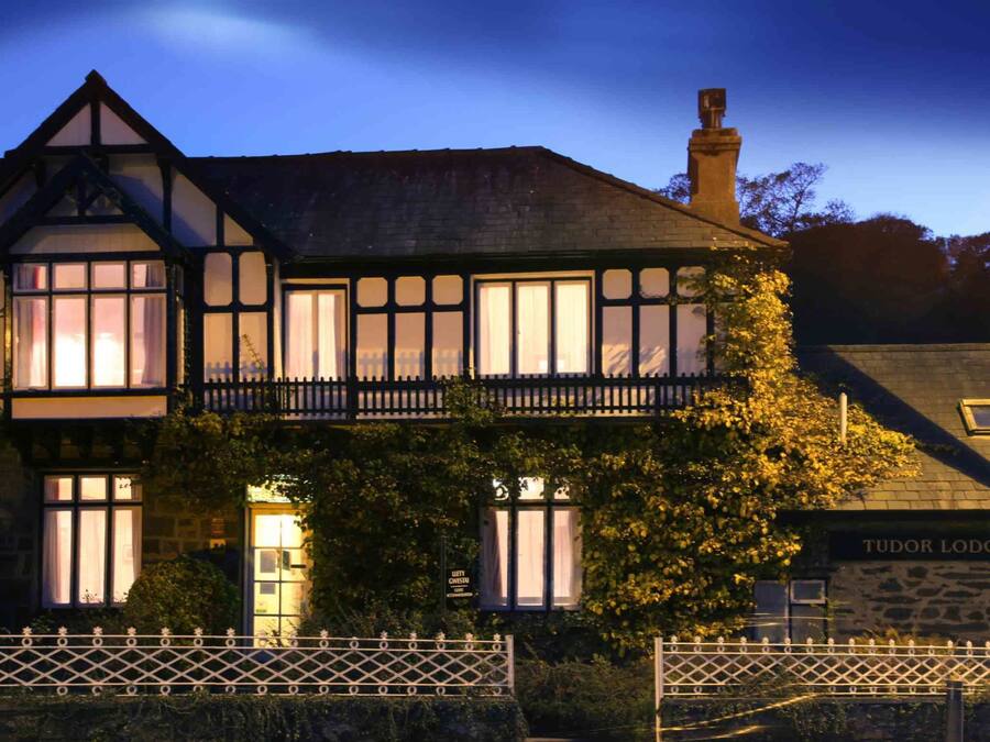 Facciata della struttura - sera/notte