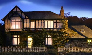 住宿正面 (夜晚)