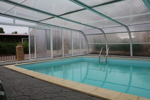 Alberca techada y camastros 