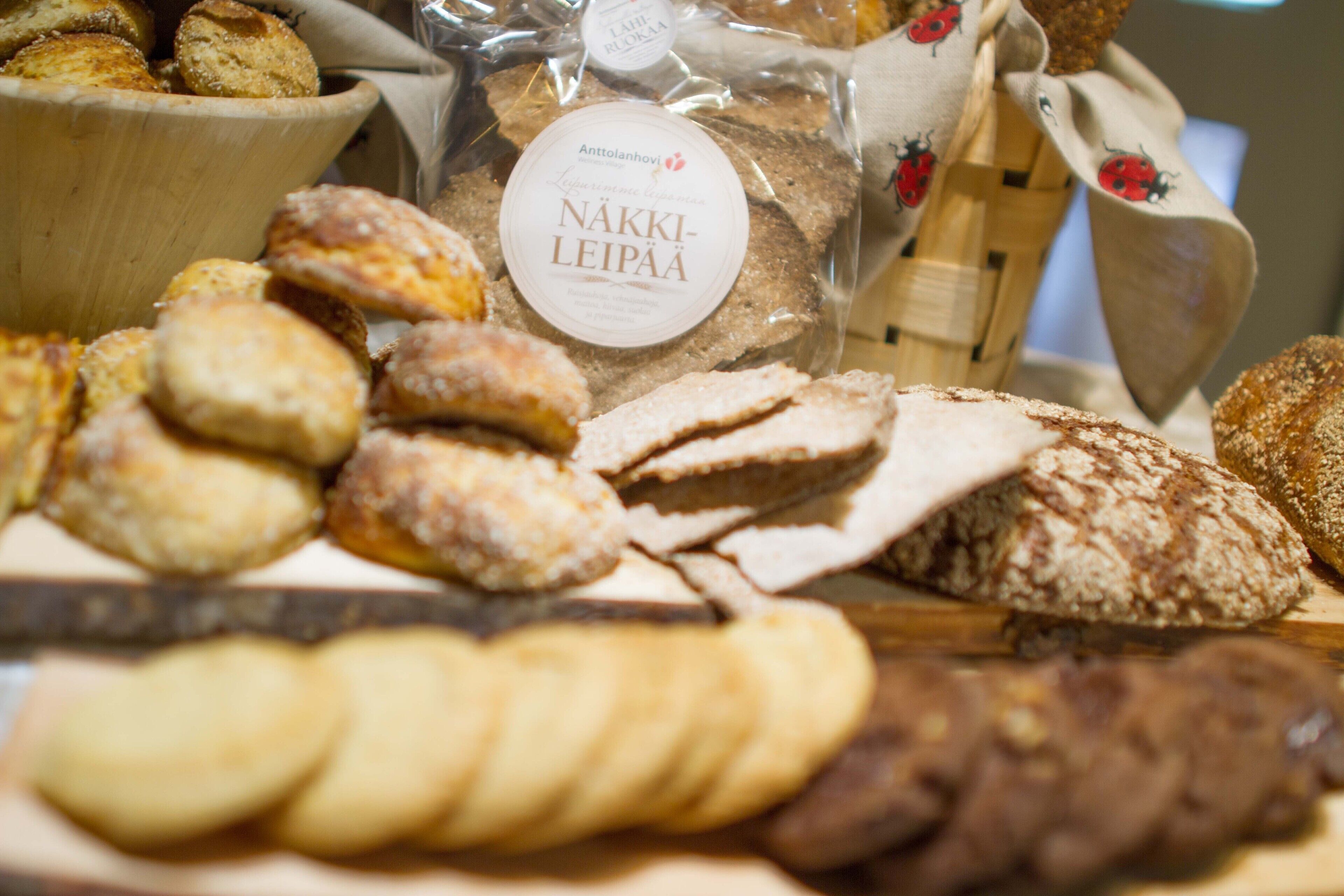 Eine Auswahl an Backwaren, darunter Brot, Gebäck und Kekse, präsentiert in einer Bäckerei.
