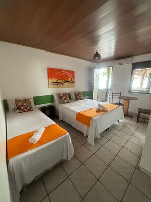 Kamar Twin Standar, lantai dasar | Seprai premium, minibar, dan brankas