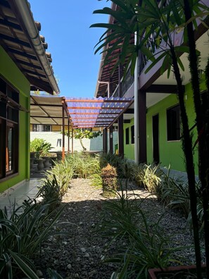 Kamar Triple Standar | Pemandangan taman