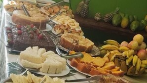 A buffet with various fruits and desserts. - Hotel Vale Verde (Porto Seguro)