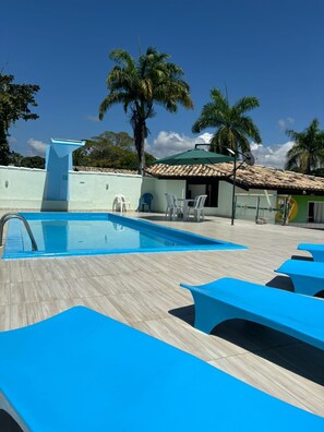 Outdoor pool, pool loungers - Hotel Vale Verde (Porto Seguro)