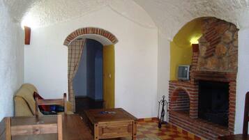 Apartament estàndard, 1 dormitori | Sala d'estar | Televisor i llar de foc