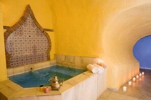 Indoor spa tub