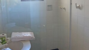 Shower, free toiletries, hair dryer - Pousada Canto da Lua (Campos do Jordão)